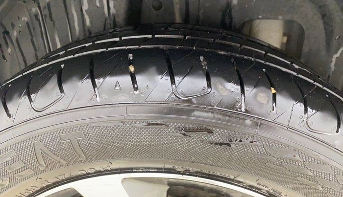 2021 Mahindra XUV300 W8 (O) 1.5 DIESEL, Diesel, Manual, 37,334 km, Right Rear Tyre Tread