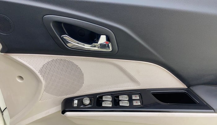 2021 Mahindra XUV300 W8 (O) 1.5 DIESEL, Diesel, Manual, 37,334 km, Driver Side Door Panels Control