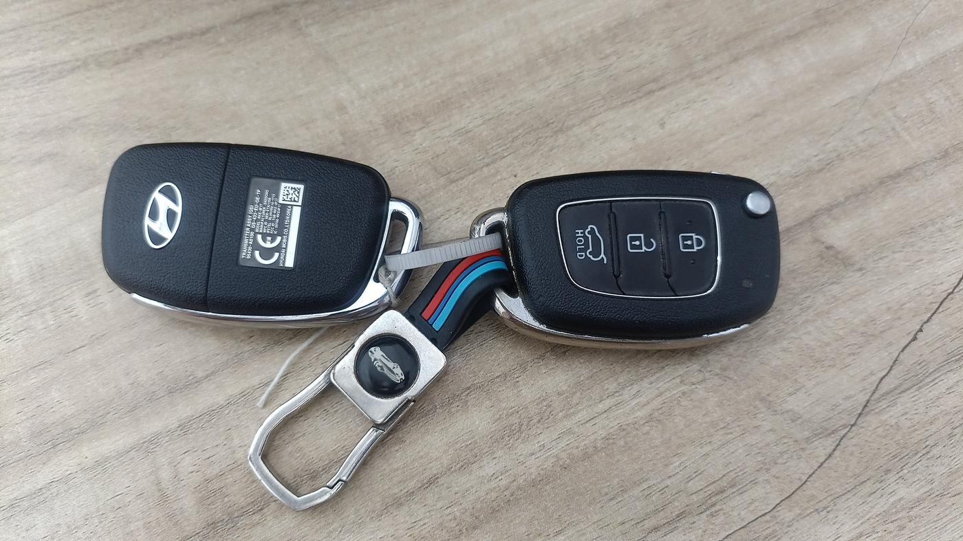2015 Hyundai Creta E PLUS 1.6 PETROL, CNG, Manual, 1,02,271 km, Key Close Up