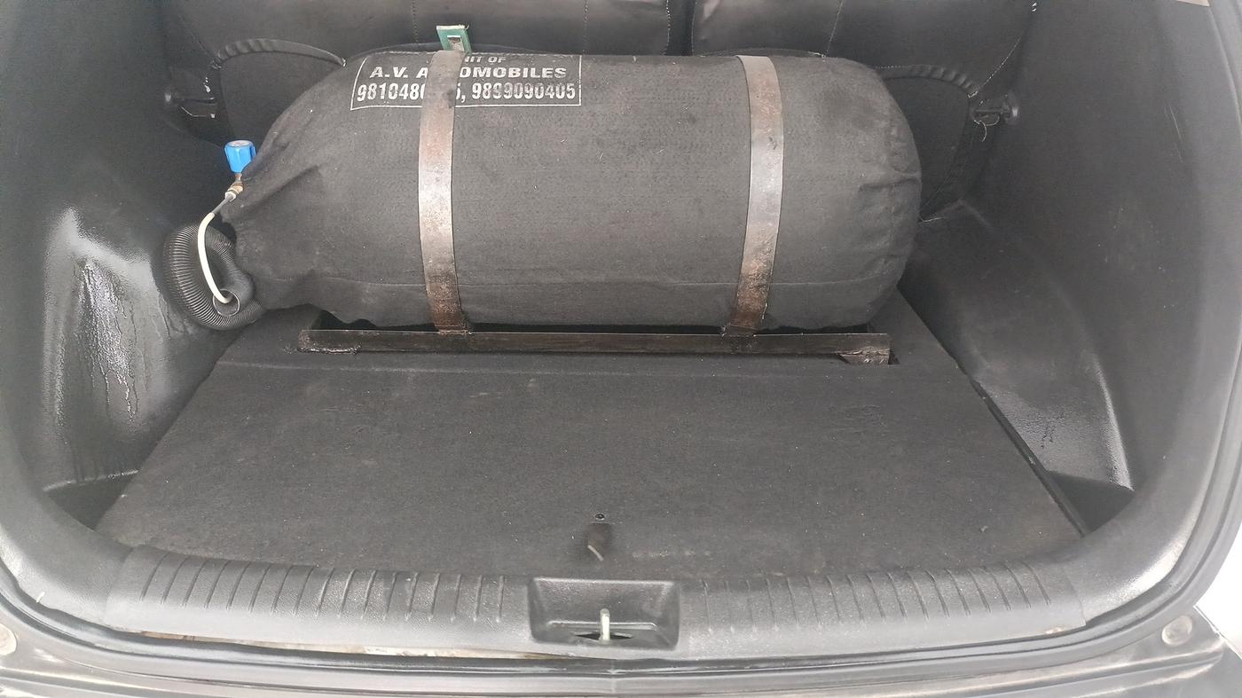 2015 Hyundai Creta E PLUS 1.6 PETROL, CNG, Manual, 1,02,271 km, Boot Inside