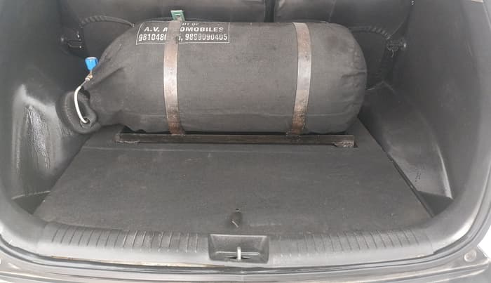 2015 Hyundai Creta E PLUS 1.6 PETROL, CNG, Manual, 1,02,271 km, Boot Inside