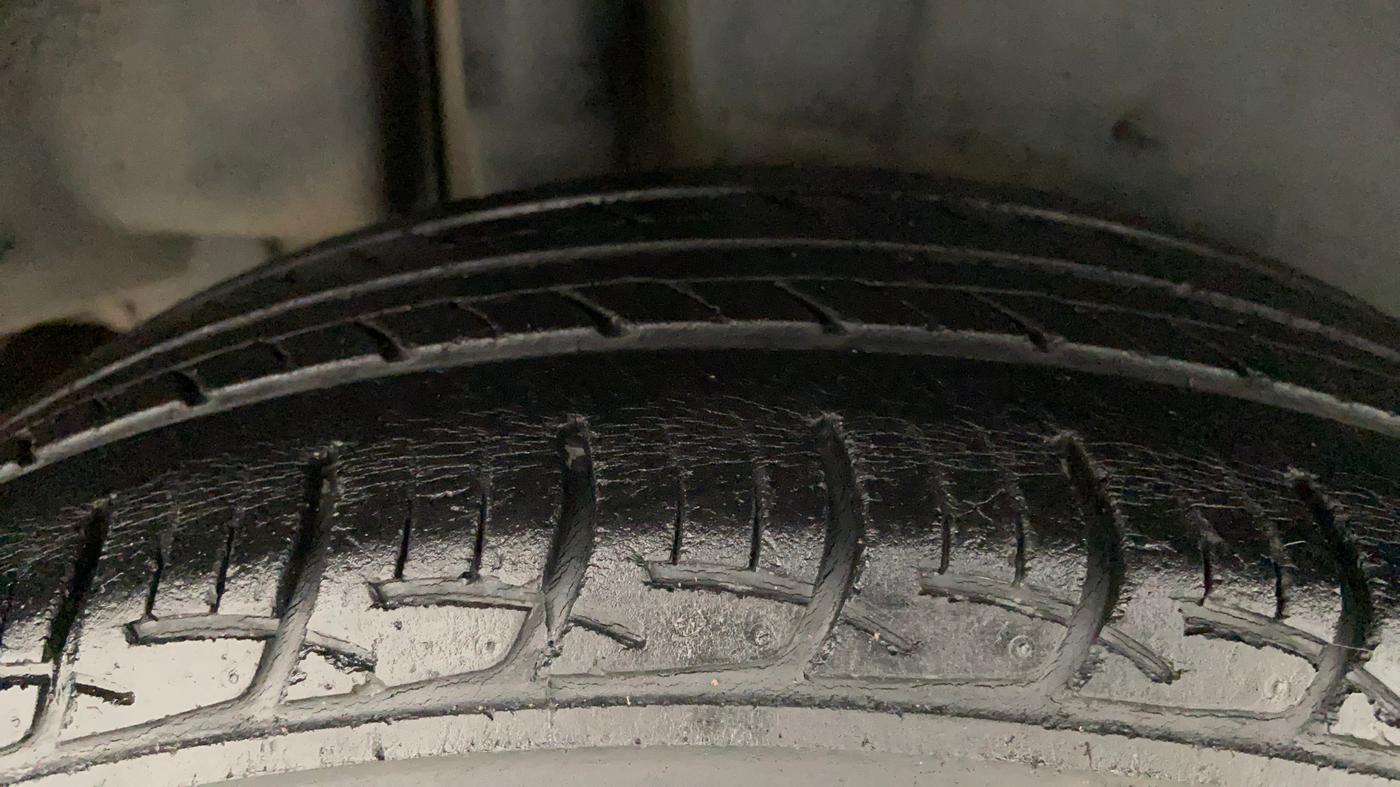 2016 Maruti Ciaz VDI+ SHVS, Diesel, Manual, 70,955 km, Right Rear Tyre Tread