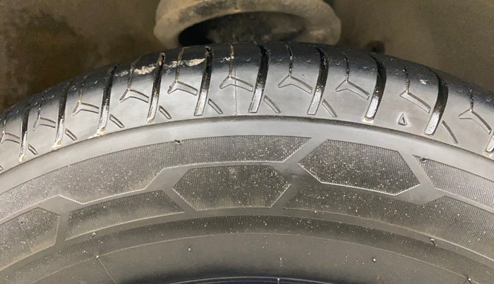 2013 Maruti Ritz LXI, Petrol, Manual, 66,076 km, Right Front Tyre Tread
