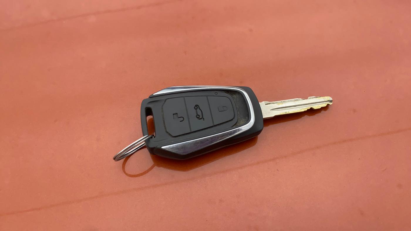 2016 Mahindra Kuv100 K8 D 6 STR, Diesel, Manual, 90,515 km, Key Close Up