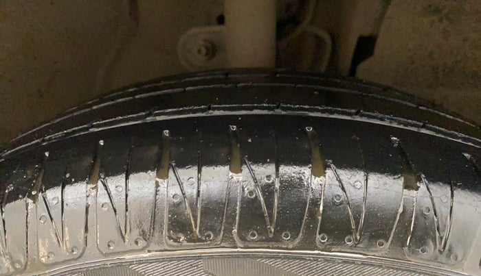 2016 Mahindra Kuv100 K8 D 6 STR, Diesel, Manual, 90,470 km, Right Front Tyre Tread