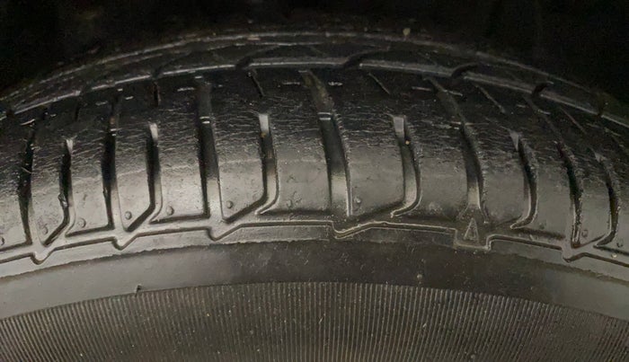 2020 Hyundai Elite i20 MAGNA PLUS 1.2, Petrol, Manual, 13,604 km, Right Front Tyre Tread