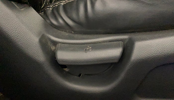 2020 Hyundai Elite i20 MAGNA PLUS 1.2, Petrol, Manual, 13,604 km, Driver Side Adjustment Panel