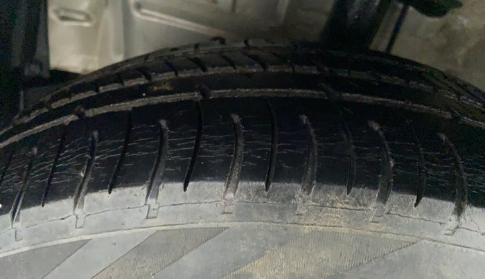 2011 Toyota Etios Liva G, Petrol, Manual, 67,800 km, Left Front Tyre Tread