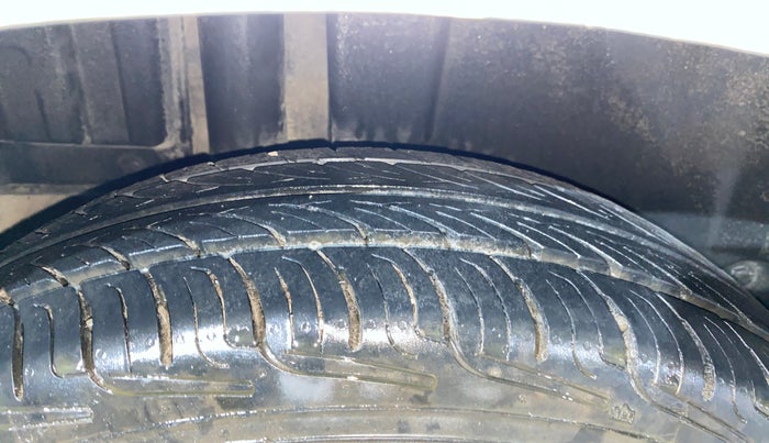 2013 Maruti Swift VXI, Petrol, Manual, 73,470 km, Right Rear Tyre Tread