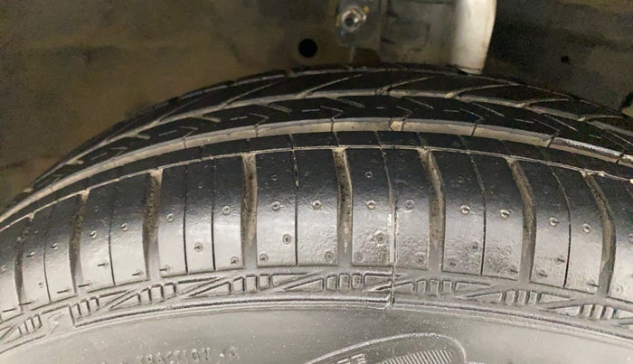 2012 Maruti Swift VXI, Petrol, Manual, 44,030 km, Right Front Tyre Tread