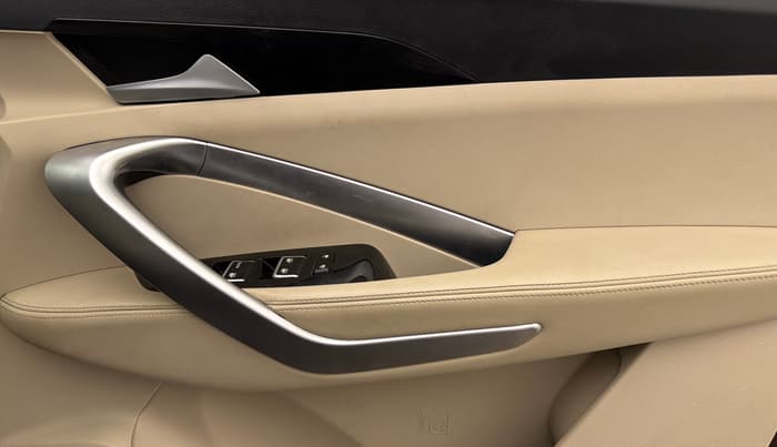 2021 MG HECTOR SHARP 1.5 PETROL CVT, Petrol, Automatic, 16,059 km, Driver Side Door Panels Control