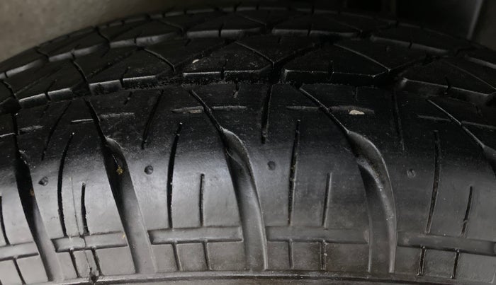 2011 Maruti Ritz VXI, Petrol, Manual, 74,068 km, Left Rear Tyre Tread