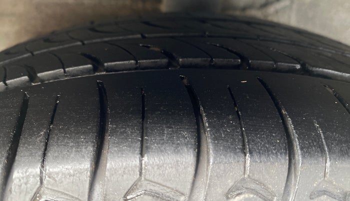 2018 Hyundai Xcent S 1.2, CNG, Manual, 1,22,642 km, Right Rear Tyre Tread