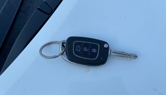 2018 Hyundai Xcent S 1.2, CNG, Manual, 1,22,642 km, Key Close Up