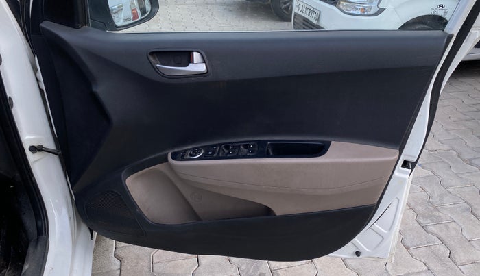 2018 Hyundai Xcent S 1.2, CNG, Manual, 1,22,642 km, Driver Side Door Panels Control