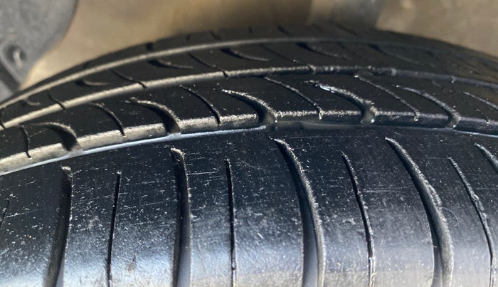 2018 Hyundai Xcent S 1.2, CNG, Manual, 1,22,642 km, Left Front Tyre Tread