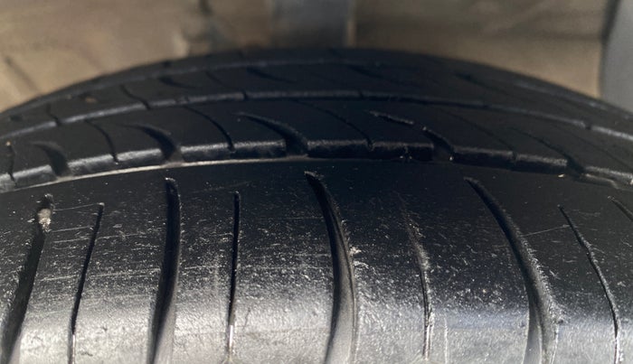 2018 Hyundai Xcent S 1.2, CNG, Manual, 1,22,642 km, Right Front Tyre Tread