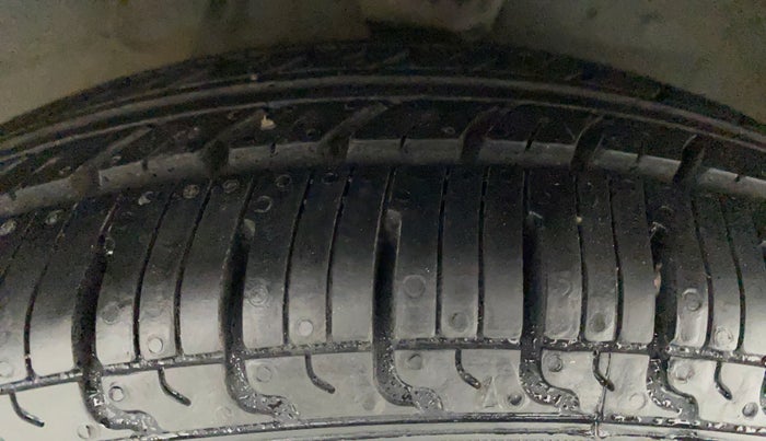 2013 Hyundai i10 MAGNA 1.1, Petrol, Manual, 96,144 km, Right Front Tyre Tread