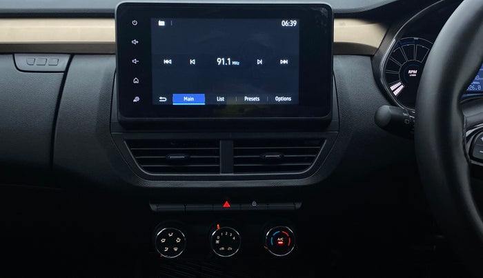 2022 Renault Kiger  RXT (O) AMT 1.0 DUAL TONE, Petrol, Automatic, 2,178 km, Air Conditioner