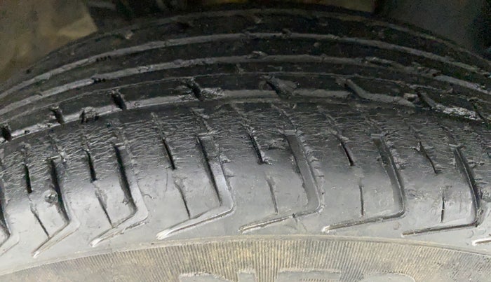 2015 Renault Kwid RXT, Petrol, Manual, 48,799 km, Right Front Tyre Tread