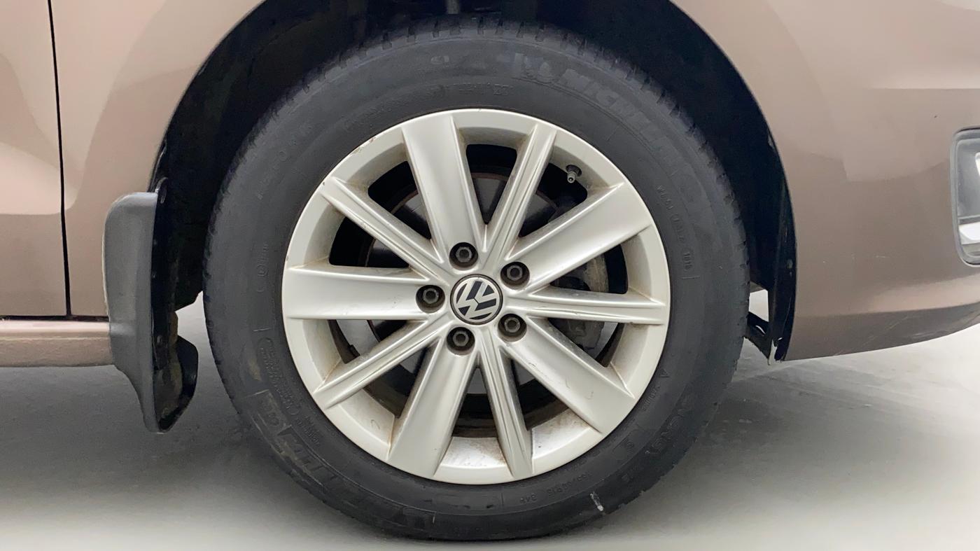 2016 Volkswagen Vento HIGHLINE 1.5 AT, Diesel, Automatic, 1,00,894 km, Right Front Wheel