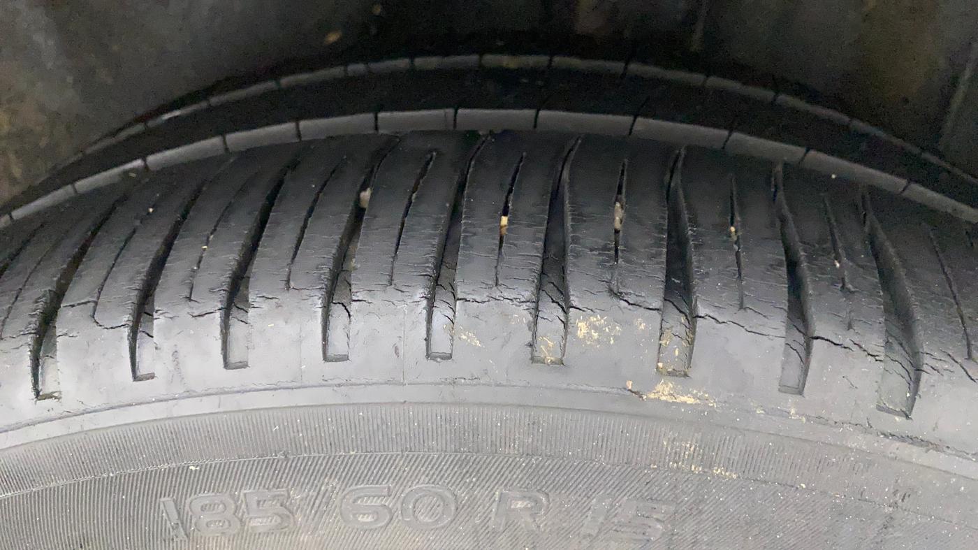 2016 Volkswagen Vento HIGHLINE 1.5 AT, Diesel, Automatic, 1,00,894 km, Left Rear Tyre Tread