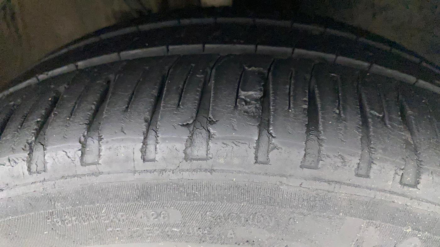 2016 Volkswagen Vento HIGHLINE 1.5 AT, Diesel, Automatic, 1,00,894 km, Right Front Tyre Tread
