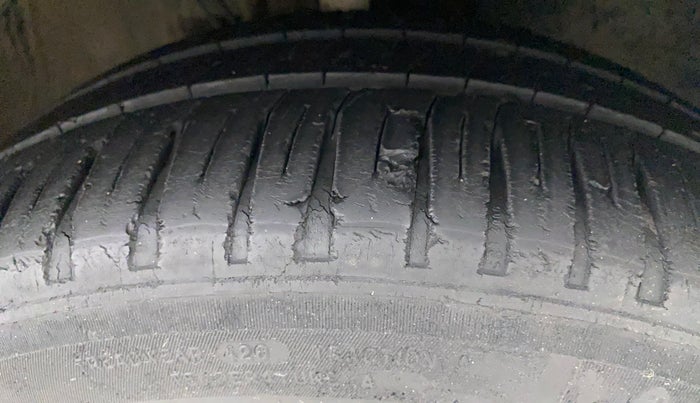 2016 Volkswagen Vento HIGHLINE 1.5 AT, Diesel, Automatic, 1,00,894 km, Right Front Tyre Tread