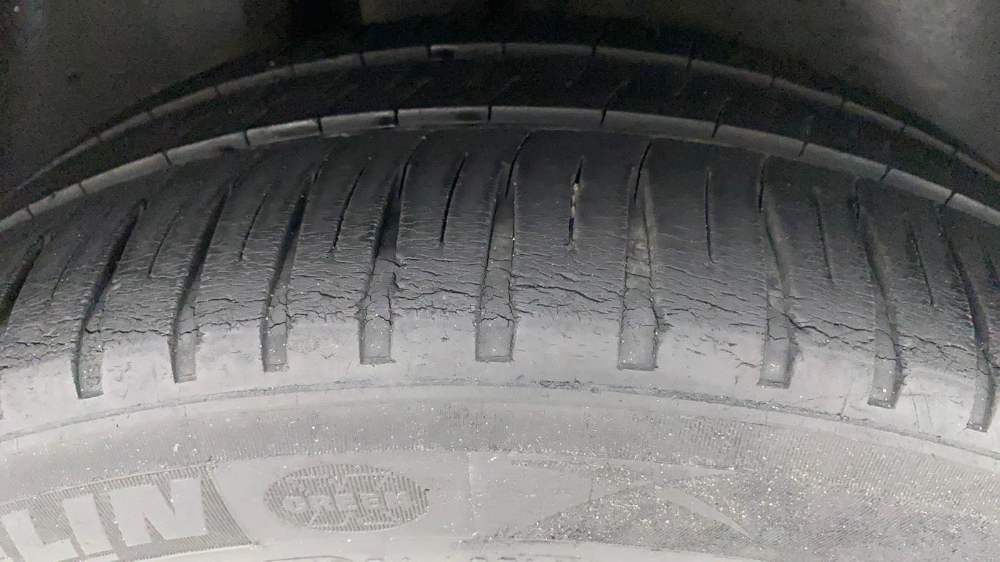 2016 Volkswagen Vento HIGHLINE 1.5 AT, Diesel, Automatic, 1,00,894 km, Right Rear Tyre Tread