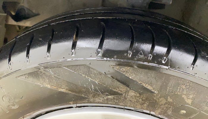 2016 Hyundai i10 MAGNA 1.1, CNG, Manual, 93,408 km, Left Front Tyre Tread