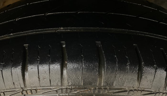 2014 Maruti Swift VXI, Petrol, Manual, 72,574 km, Right Front Tyre Tread