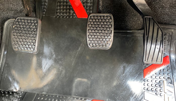 2014 Maruti Swift VXI, Petrol, Manual, 72,574 km, Pedals