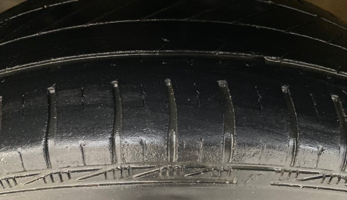 2014 Maruti Swift VXI, Petrol, Manual, 72,574 km, Left Front Tyre Tread