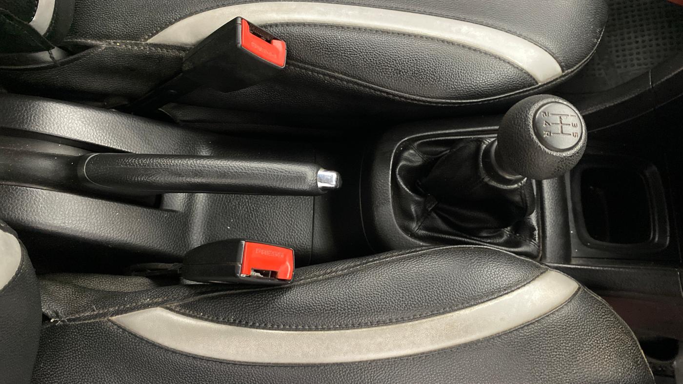 2014 Maruti Swift VXI, Petrol, Manual, 72,574 km, Gear Lever