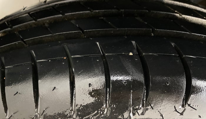 2014 Maruti Swift VXI, Petrol, Manual, 72,574 km, Right Rear Tyre Tread