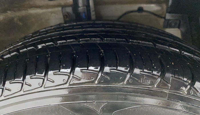 2018 Maruti Ciaz ZETA 1.4  AT PETROL, Petrol, Automatic, 64,686 km, Right Front Tyre Tread