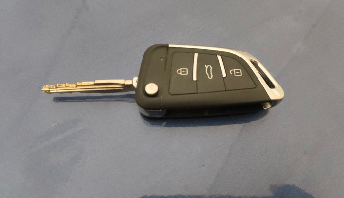 2018 Maruti Dzire VDI, Diesel, Manual, 99,868 km, Key Close Up