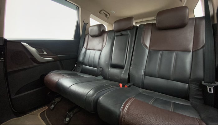 2013 Mahindra XUV500 W8, Diesel, Manual, 92,696 km, Right Side Rear Door Cabin