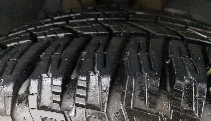 2013 Mahindra XUV500 W8, Diesel, Manual, 92,696 km, Right Front Tyre Tread