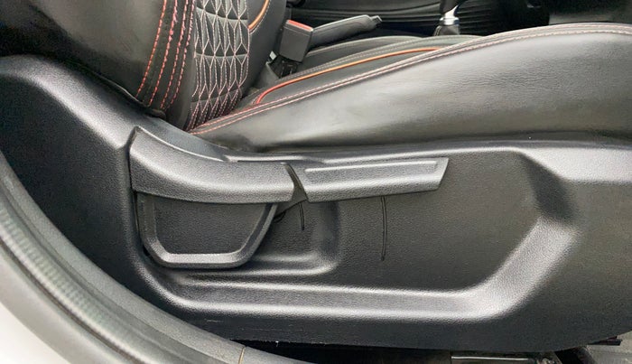 2022 Hyundai NEW I20 ASTA 1.2 MT, Petrol, Manual, 54,233 km, Driver Side Adjustment Panel