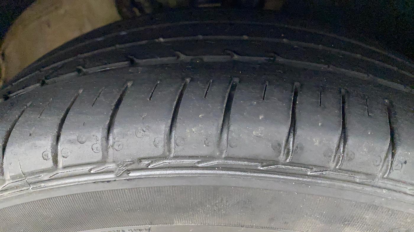 2019 Volkswagen Vento HIGHLINE PLUS 1.2 AT 16 ALLOY, Petrol, Automatic, 67,845 km, Right Front Tyre Tread