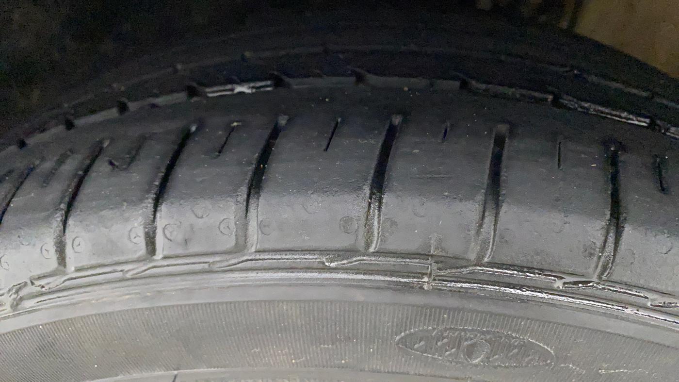 2019 Volkswagen Vento HIGHLINE PLUS 1.2 AT 16 ALLOY, Petrol, Automatic, 67,845 km, Left Front Tyre Tread