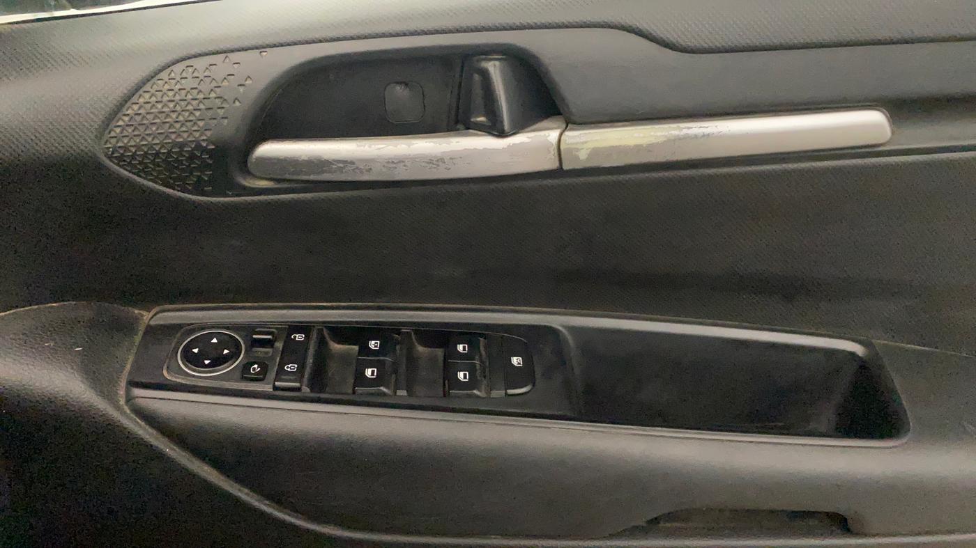 2020 KIA SONET HTK PLUS 1.0 IMT, Petrol, Manual, 1,25,781 km, Driver Side Door Panels Control