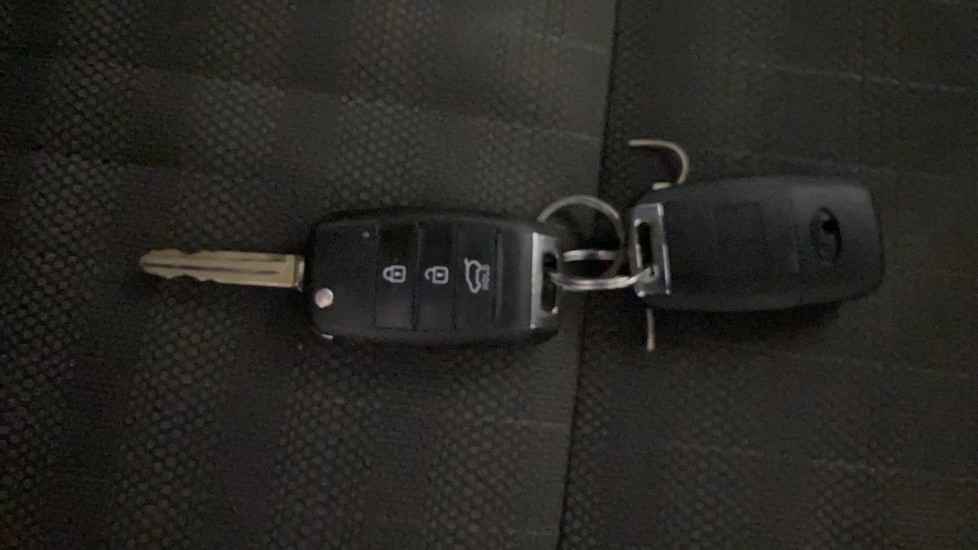 2020 KIA SONET HTK PLUS 1.0 IMT, Petrol, Manual, 1,25,781 km, Key Close Up
