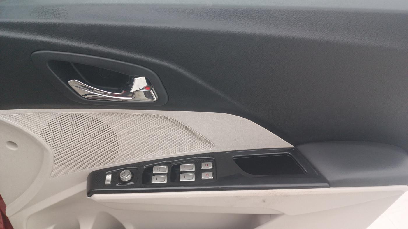 2021 Mahindra XUV300 W8 (O) 1.2 PETROL AMT, Petrol, Automatic, 66,293 km, Driver Side Door Panels Control