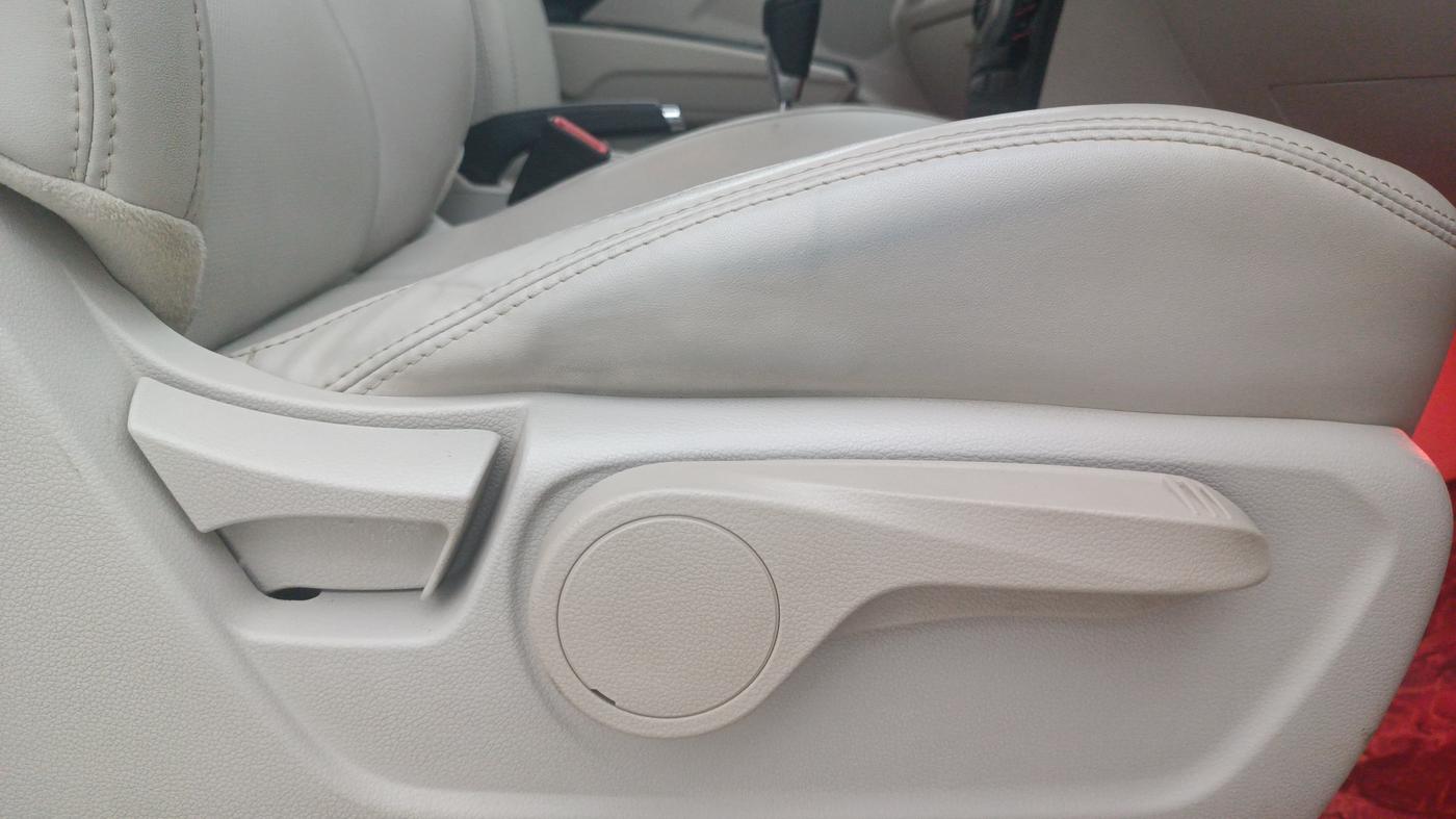 2021 Mahindra XUV300 W8 (O) 1.2 PETROL AMT, Petrol, Automatic, 66,293 km, Driver Side Adjustment Panel
