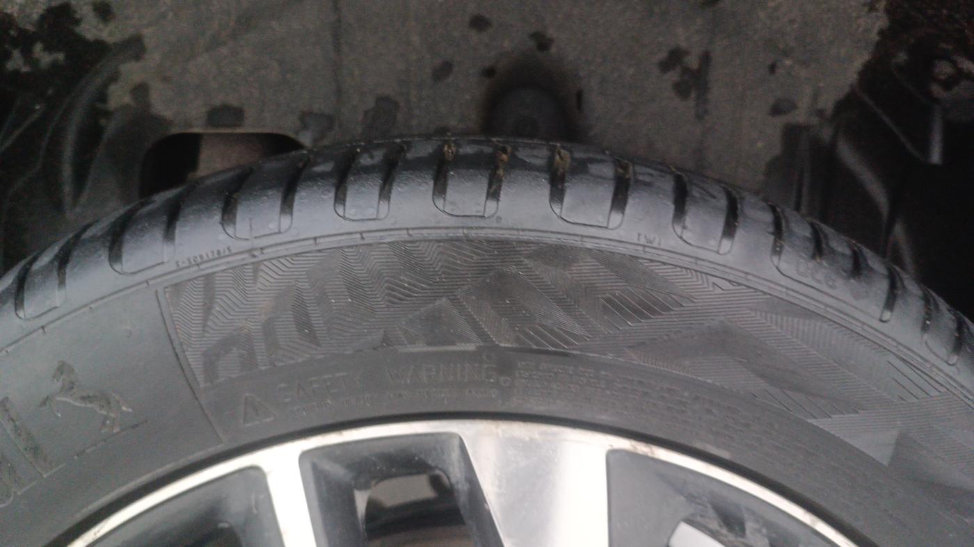 2021 Mahindra XUV300 W8 (O) 1.2 PETROL AMT, Petrol, Automatic, 66,293 km, Left Rear Tyre Tread