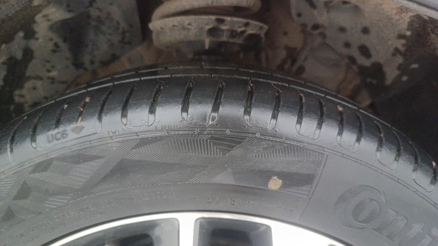 2021 Mahindra XUV300 W8 (O) 1.2 PETROL AMT, Petrol, Automatic, 66,293 km, Right Front Tyre Tread