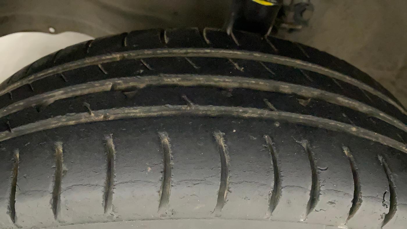 2014 Maruti Wagon R 1.0 VXI, Petrol, Manual, 84,529 km, Left Front Tyre Tread