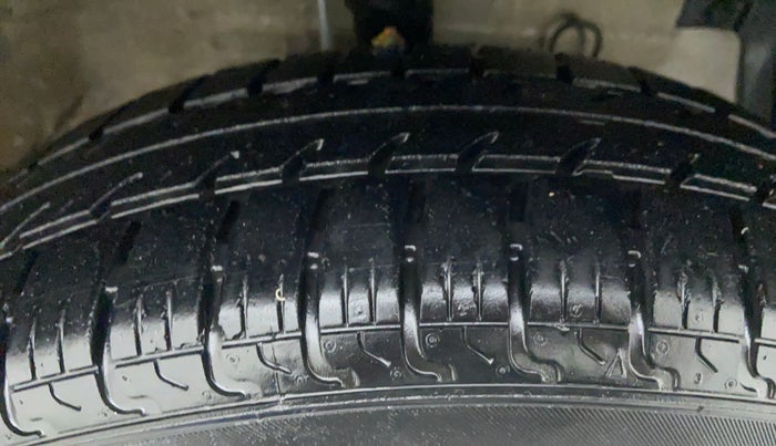 2014 Maruti Swift VXI D, Petrol, Manual, 92,380 km, Right Front Tyre Tread